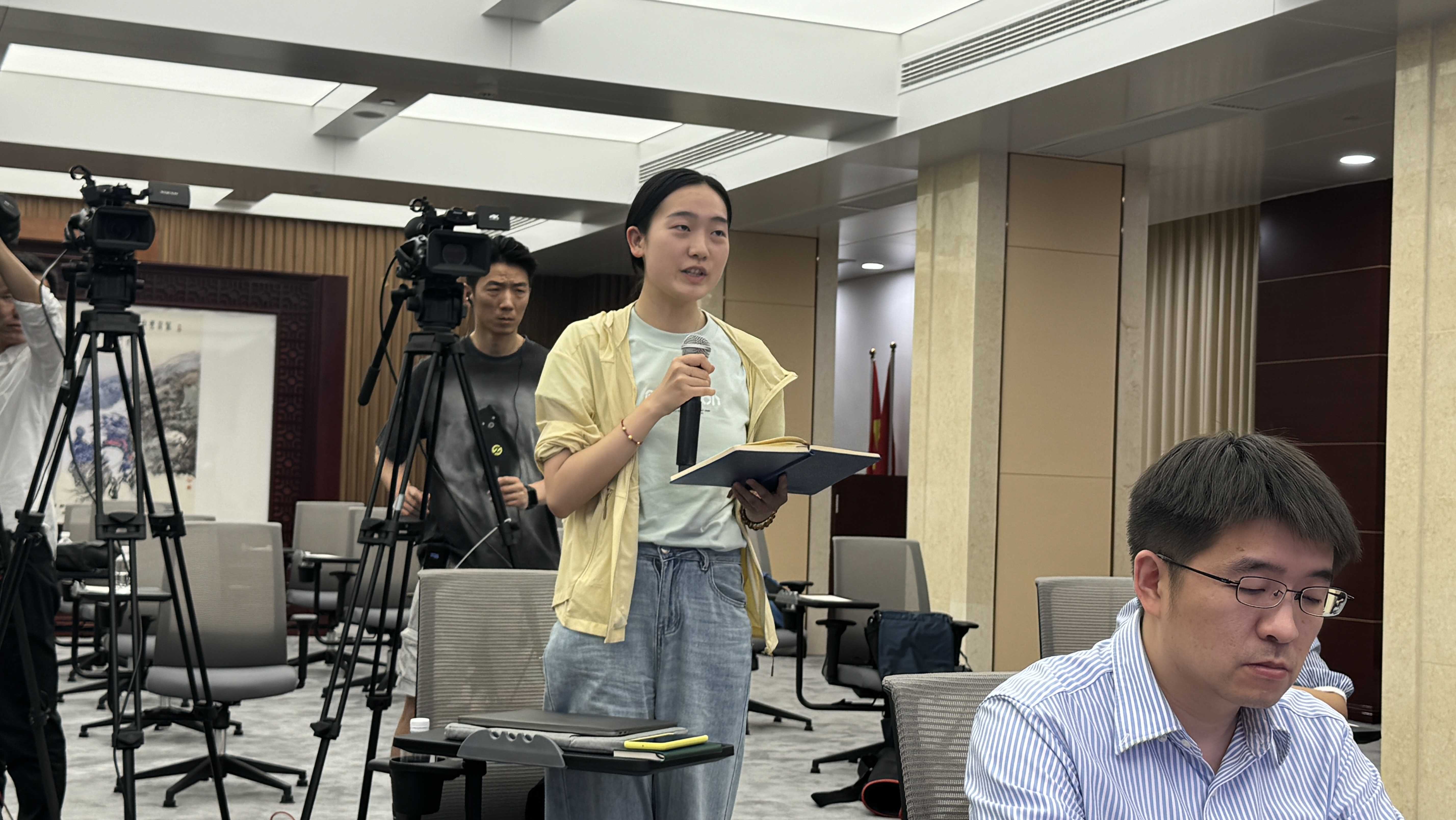 记者提问.jpg